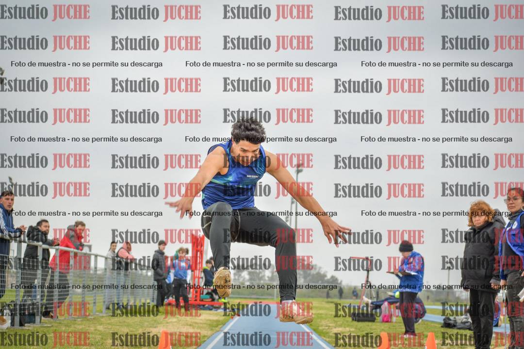 Fotos del salto en largo de varones - U18