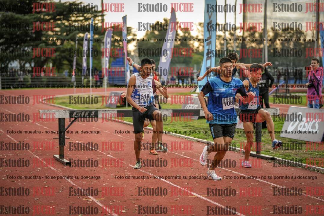Fotos de los 2000 m con obstáculos de varones