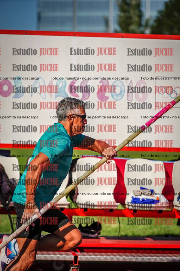 Fotos del salto con garrocha de mujeres y varones
