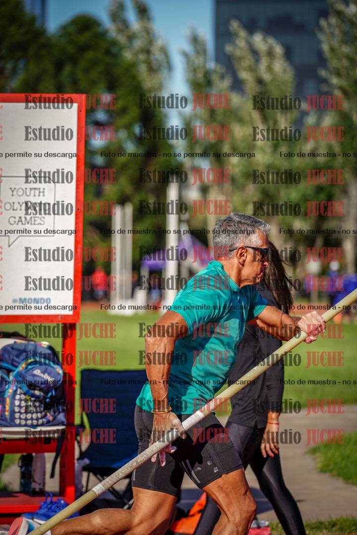 Fotos del salto con garrocha de mujeres y varones