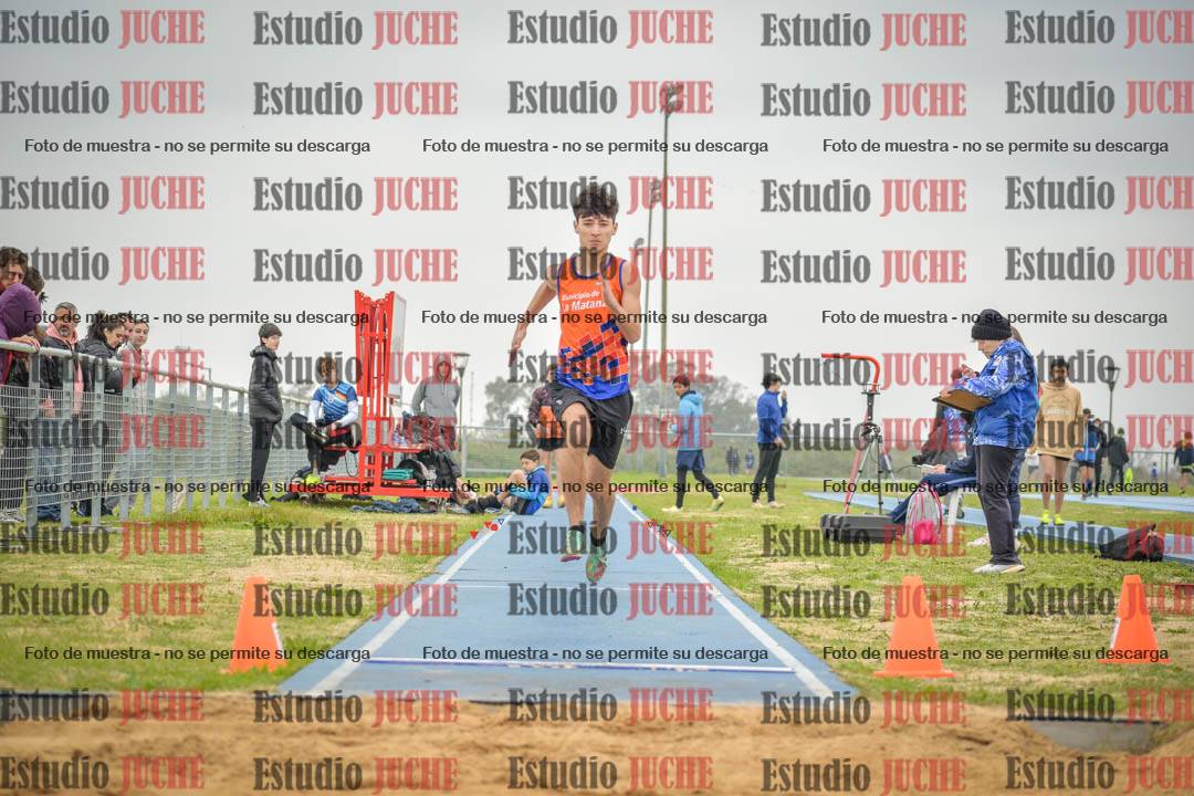 Fotos del salto en largo de varones - U18