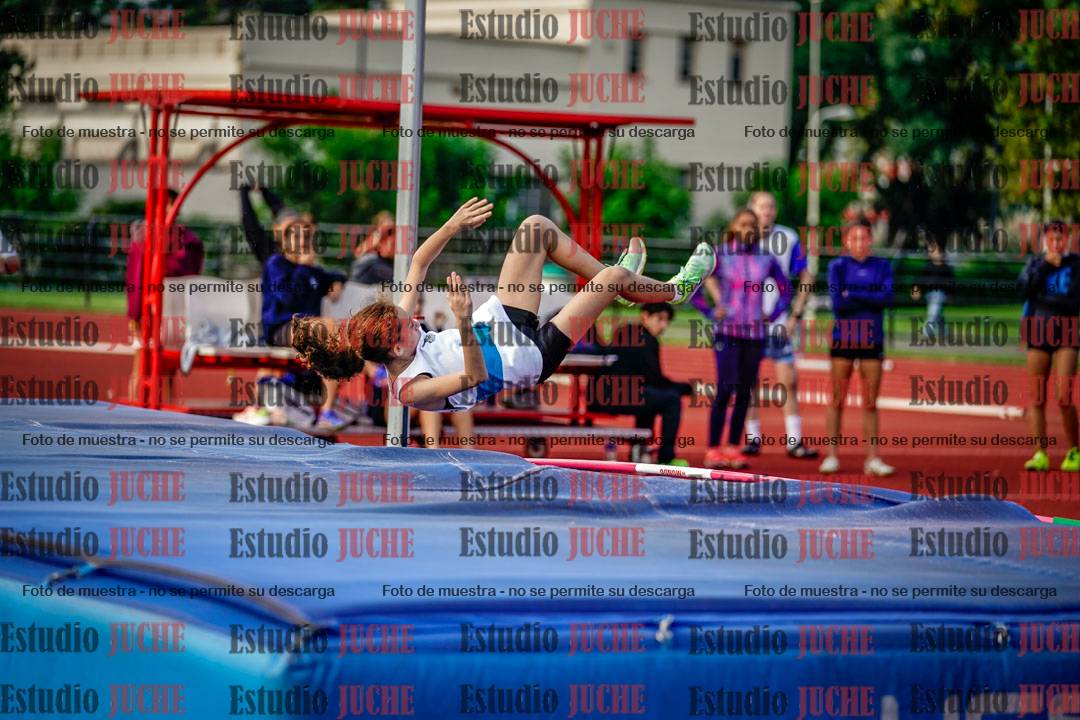 Fotos del salto en alto de mujeres y varones