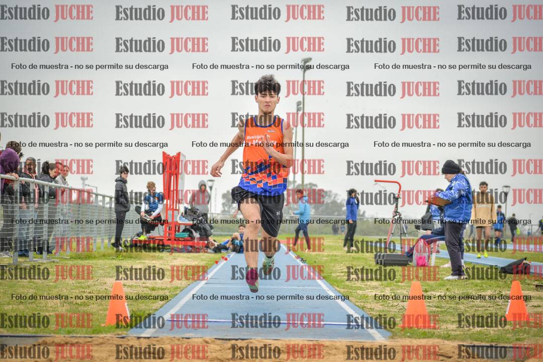 Fotos del salto en largo de varones - U18
