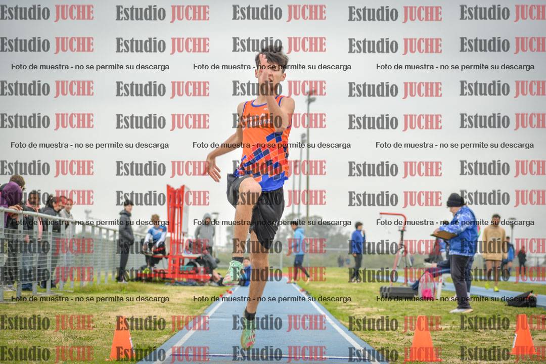 Fotos del salto en largo de varones - U18