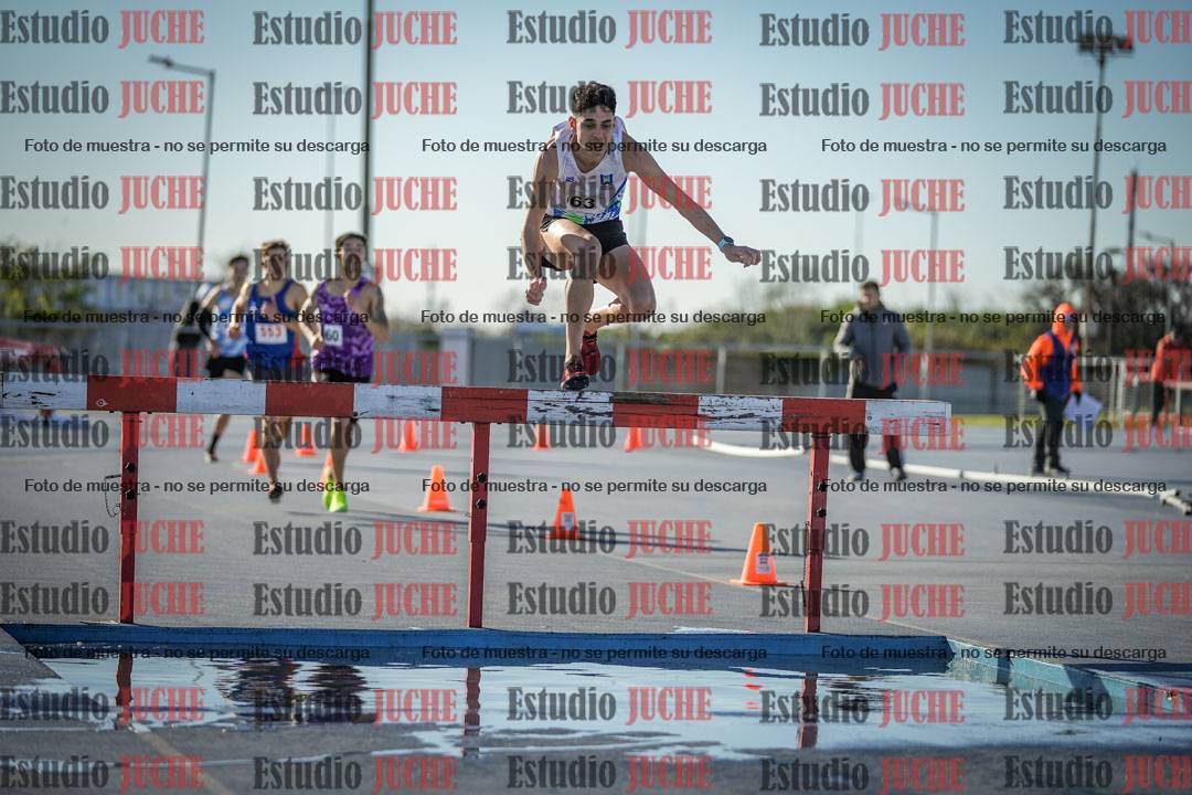 Fotos de los 3000 m con obstáculos de varones