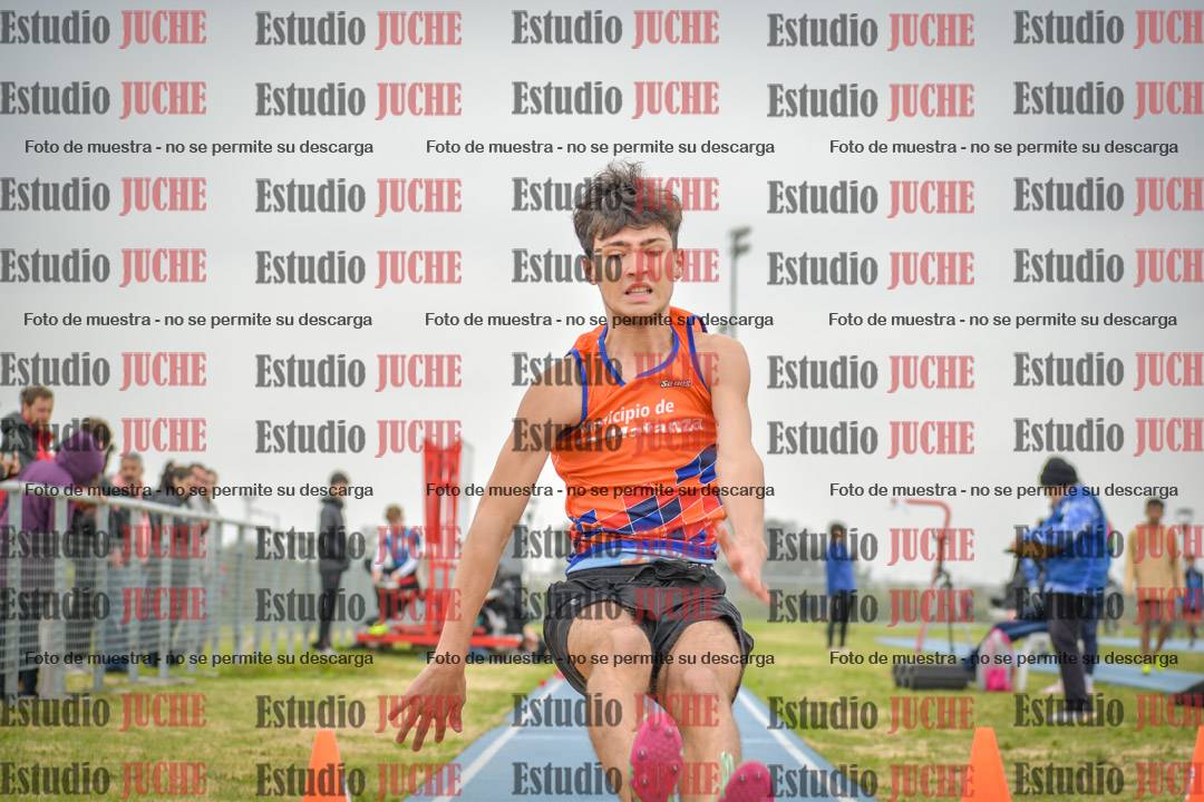 Fotos del salto en largo de varones - U18