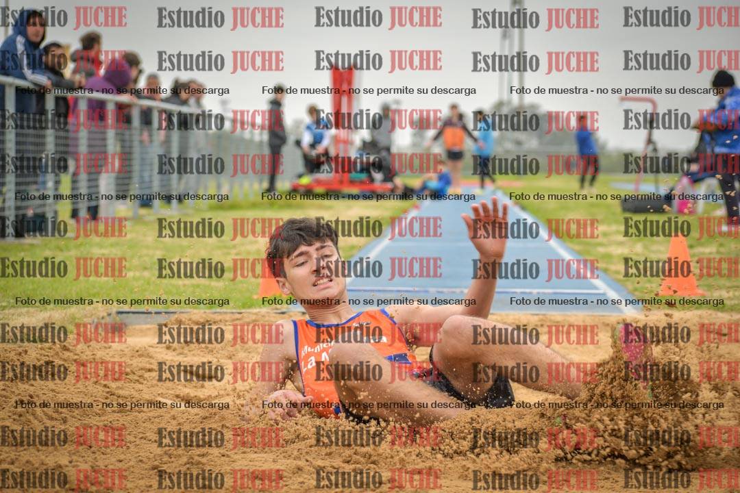 Fotos del salto en largo de varones - U18