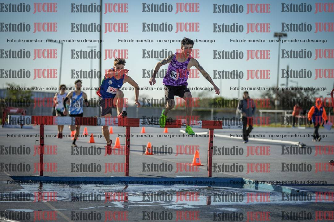 Fotos de los 3000 m con obstáculos de varones