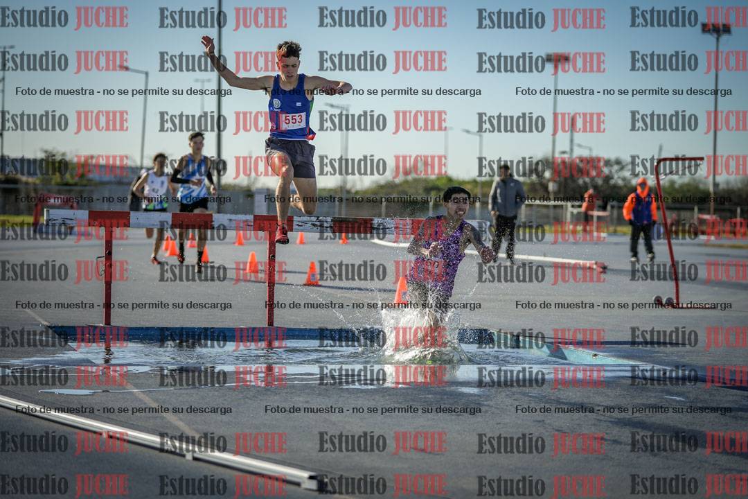Fotos de los 3000 m con obstáculos de varones