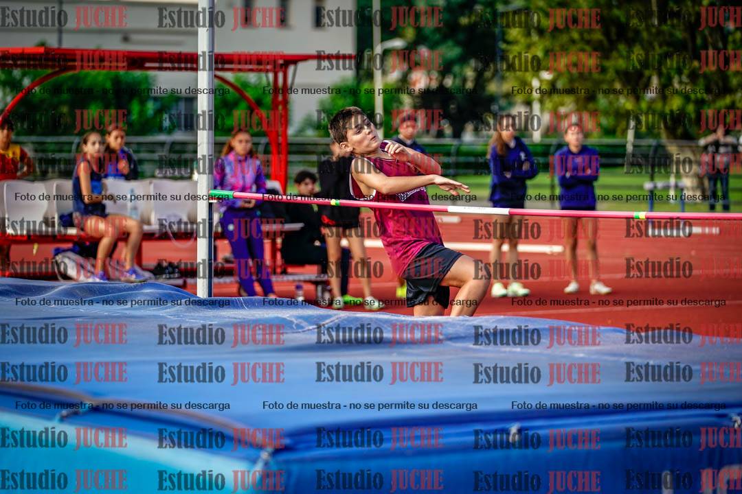 Fotos del salto en alto de mujeres y varones