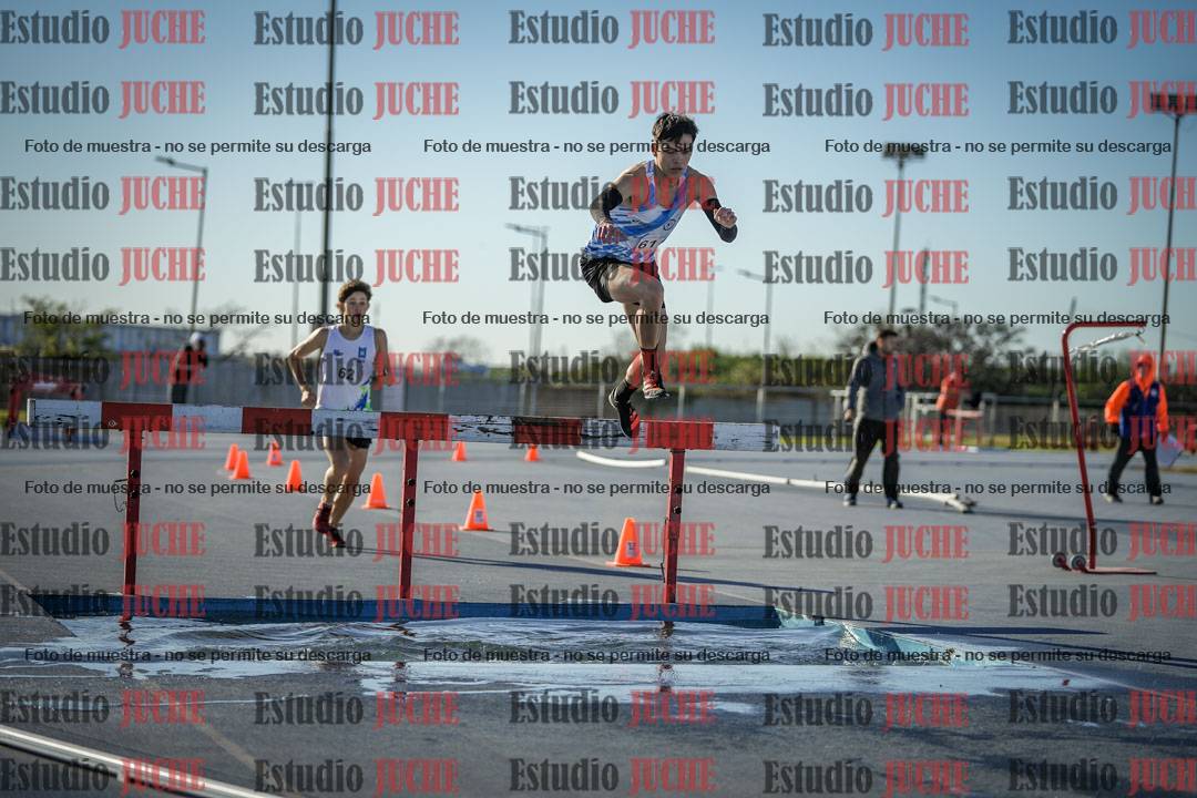 Fotos de los 3000 m con obstáculos de varones