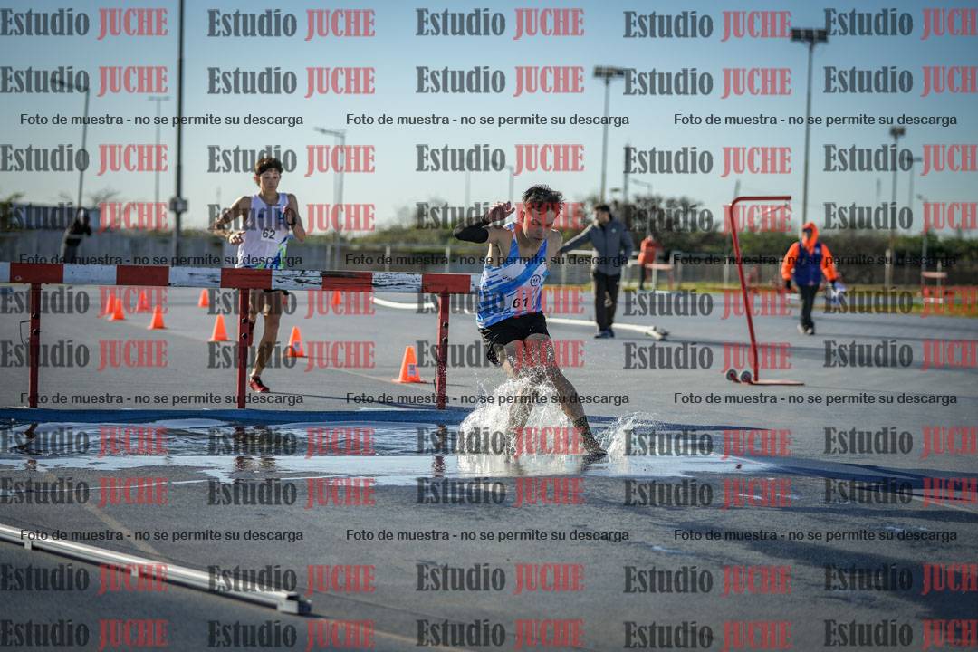 Fotos de los 3000 m con obstáculos de varones