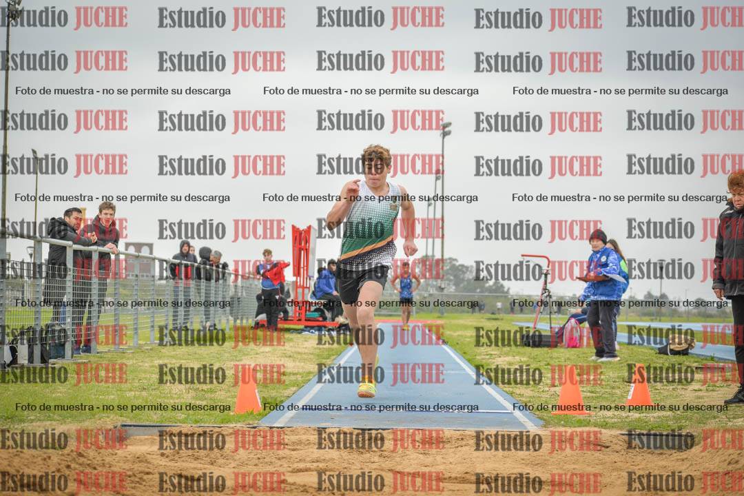 Fotos del salto en largo de varones - U18