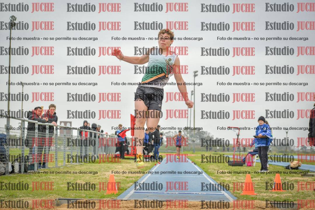 Fotos del salto en largo de varones - U18