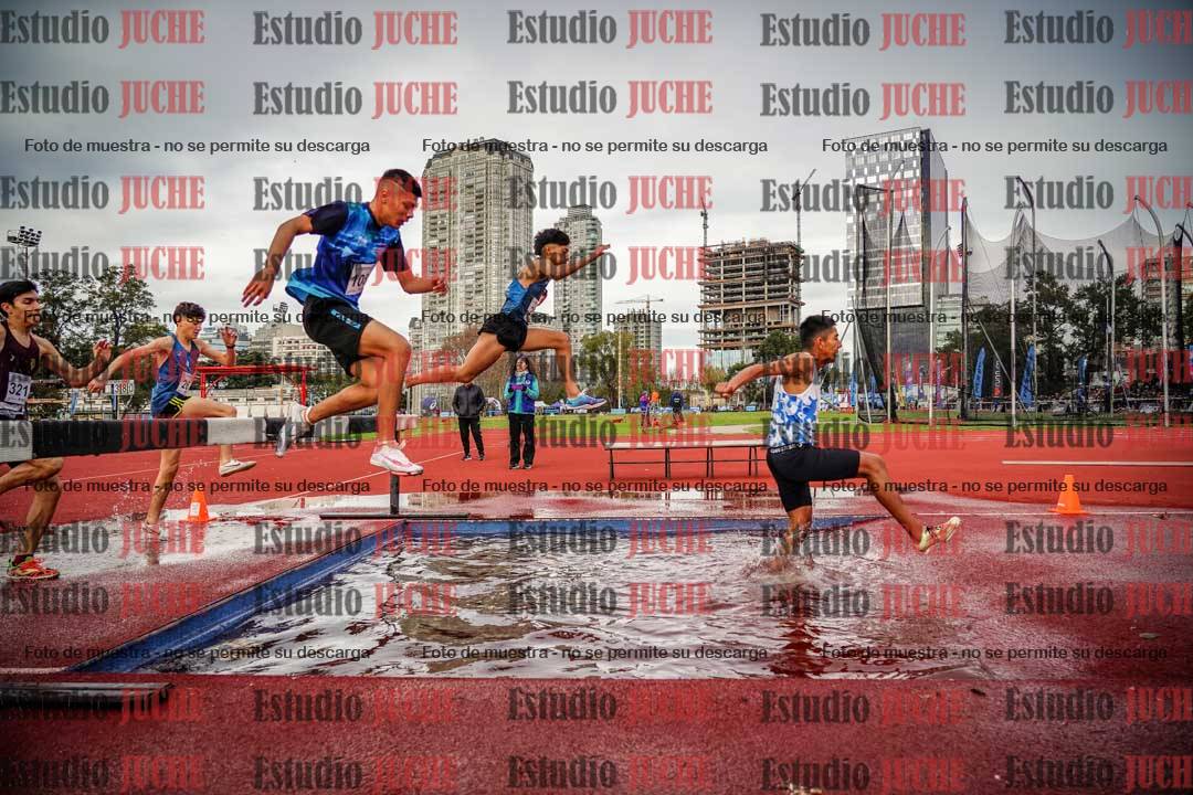 Fotos de los 2000 m con obstáculos de varones
