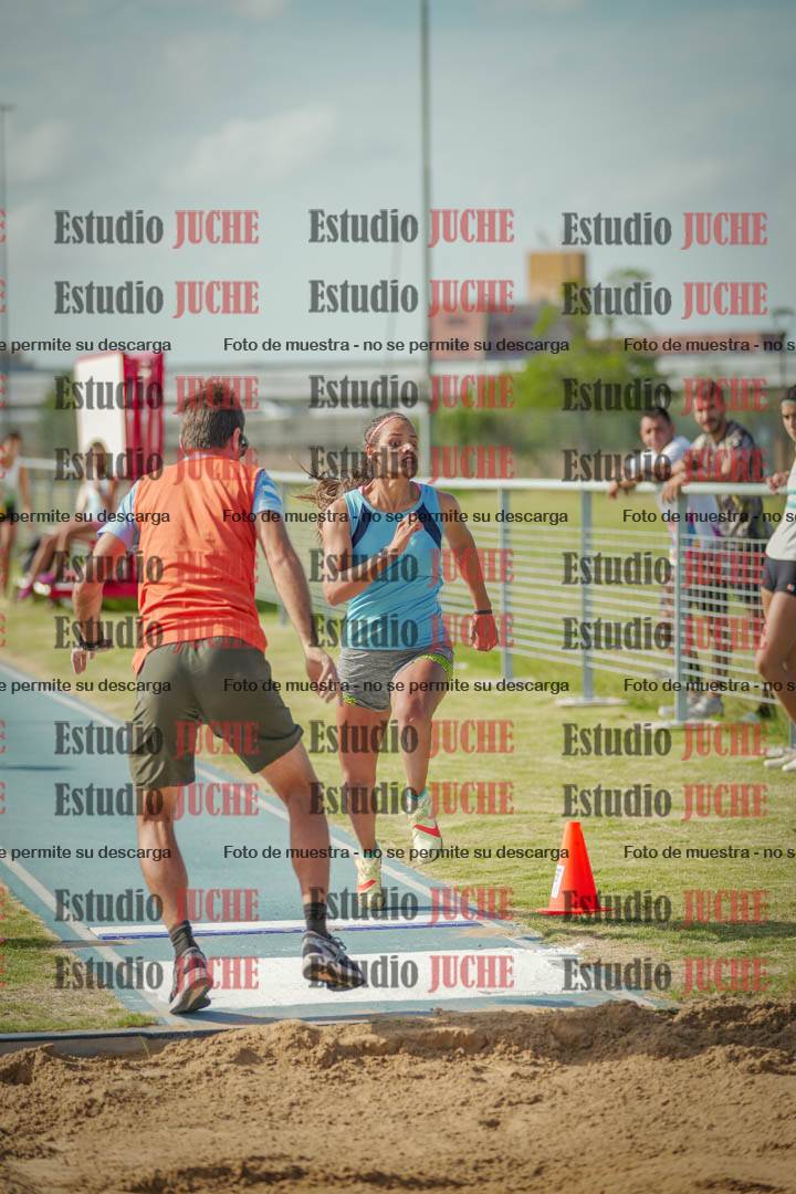 Fotos del salto en largo de mujeres