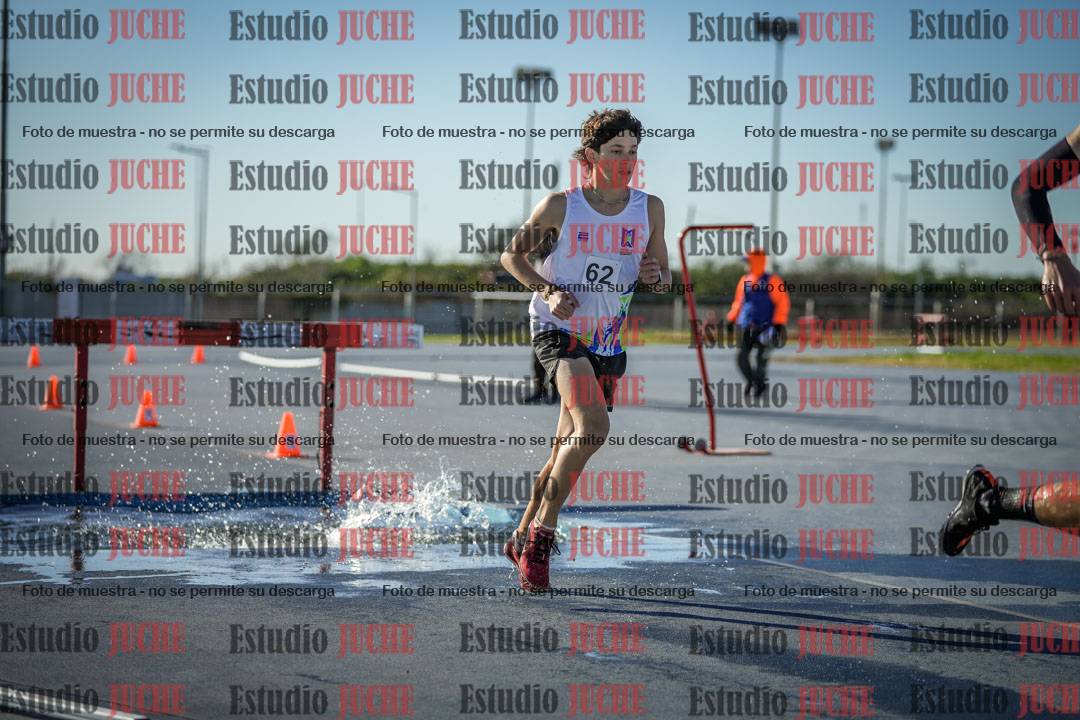 Fotos de los 3000 m con obstáculos de varones
