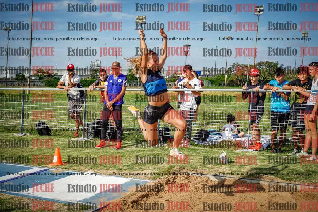 Fotos del salto en largo de mujeres