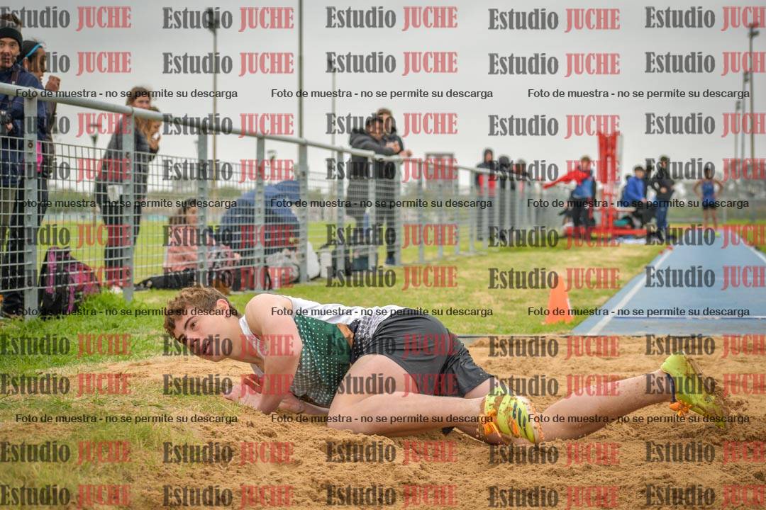 Fotos del salto en largo de varones - U18