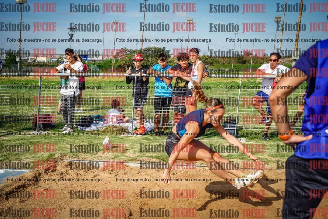 Fotos del salto en largo de mujeres