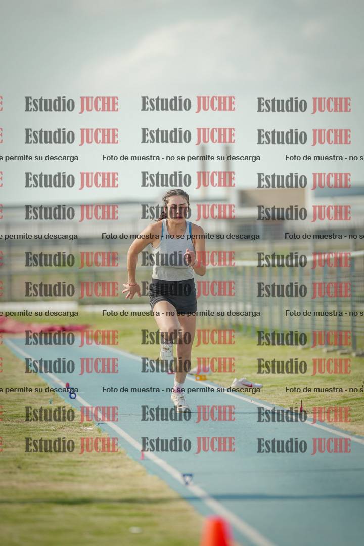 Fotos del salto en largo de mujeres