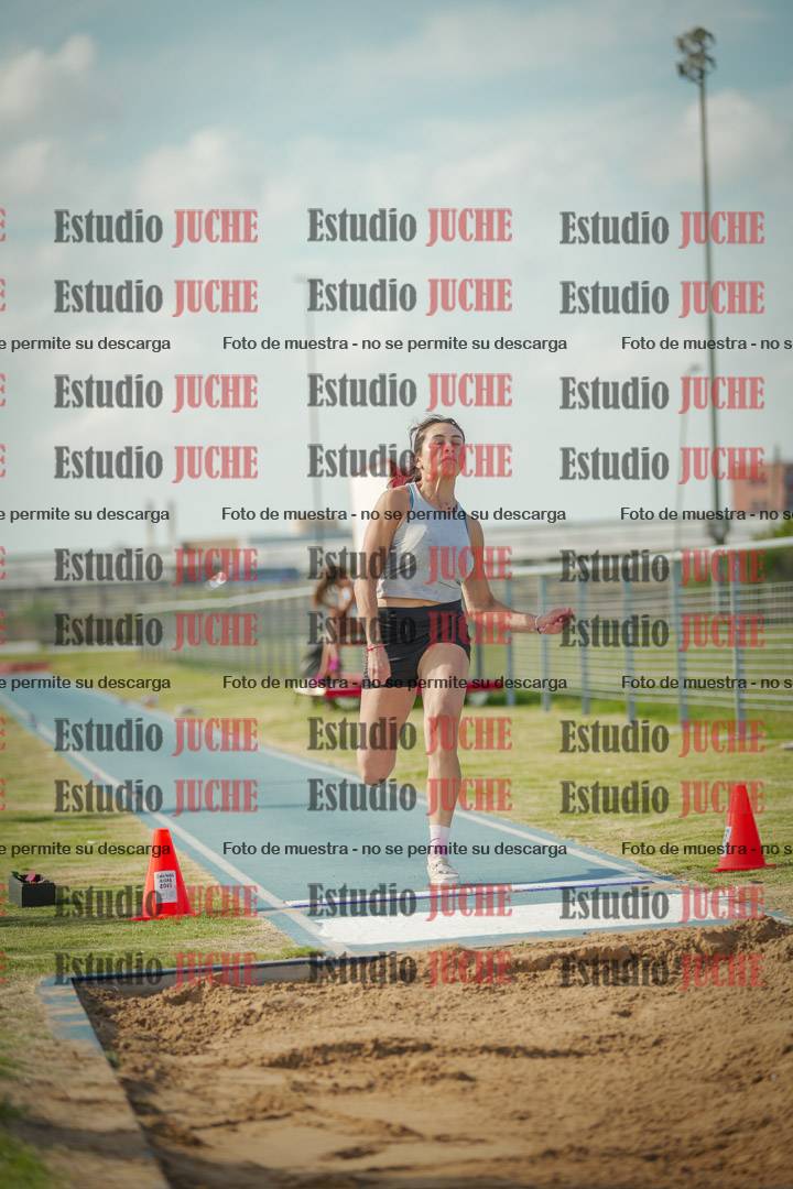 Fotos del salto en largo de mujeres
