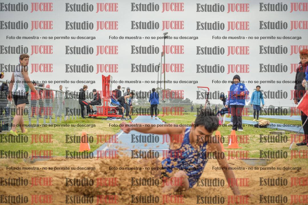 Fotos del salto en largo de varones - U18
