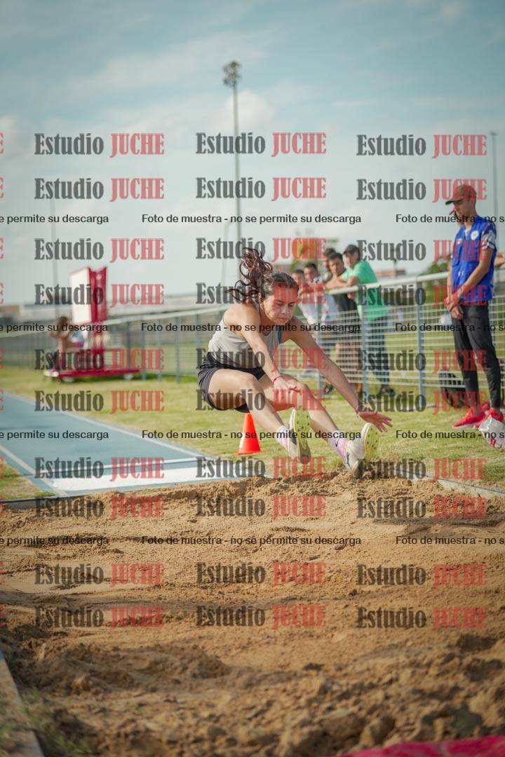 Fotos del salto en largo de mujeres