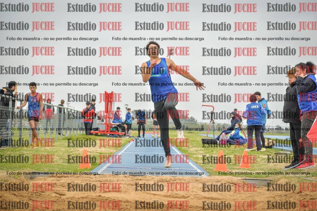 Fotos del salto en largo de varones - U18