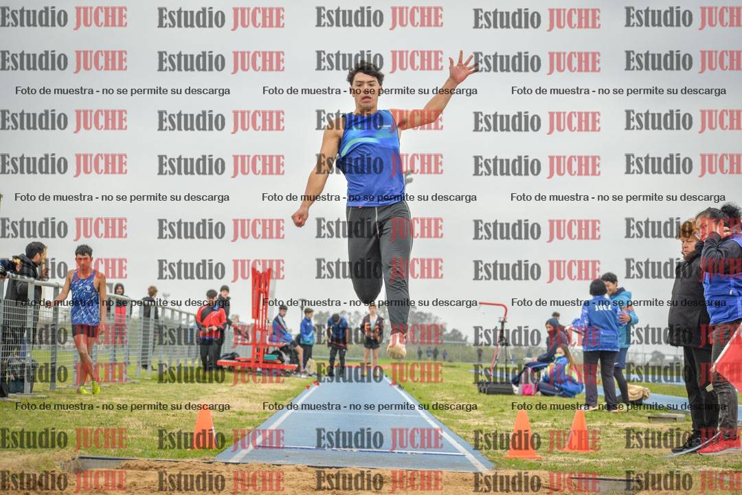 Fotos del salto en largo de varones - U18