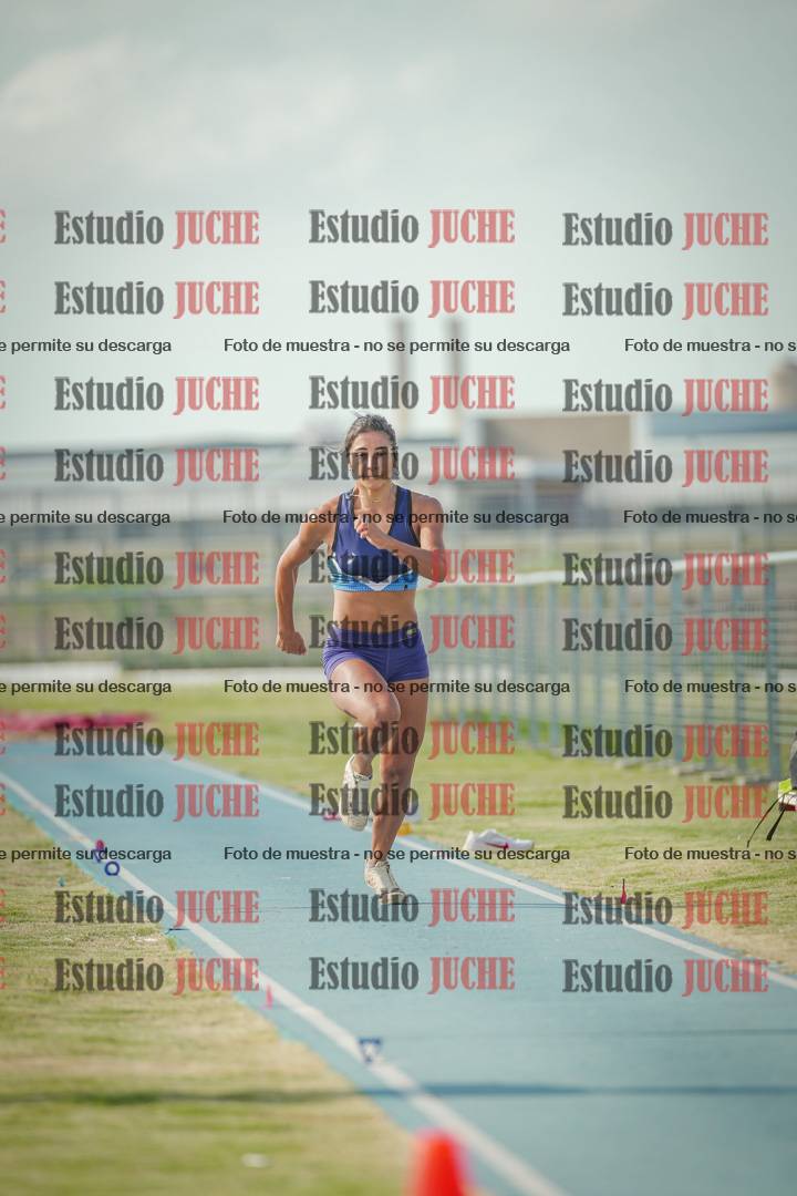 Fotos del salto en largo de mujeres