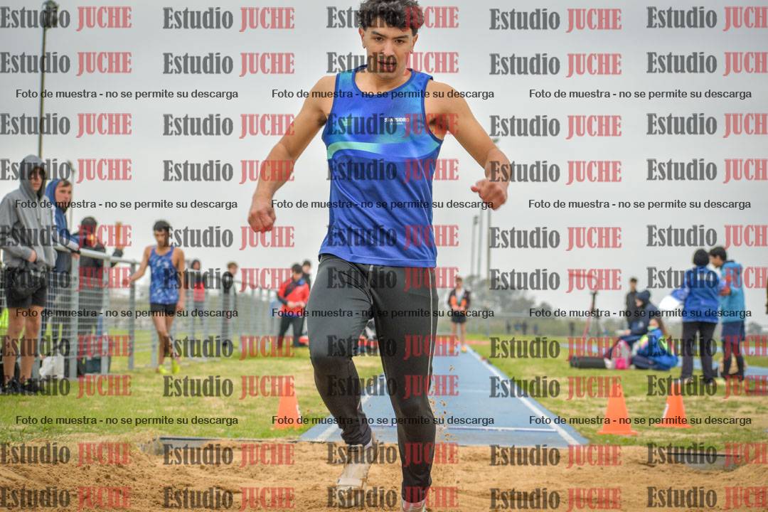 Fotos del salto en largo de varones - U18