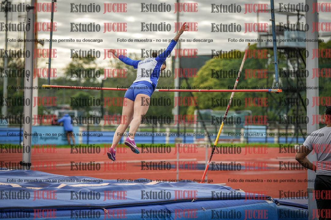 Fotos del salto con garrocha de mujeres y varones