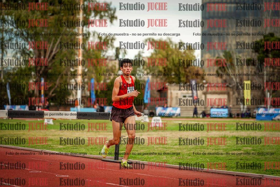 Fotos de los 2000 m con obstáculos de varones