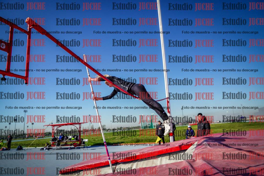 Fotos del salto con garrocha de mujeres y varones