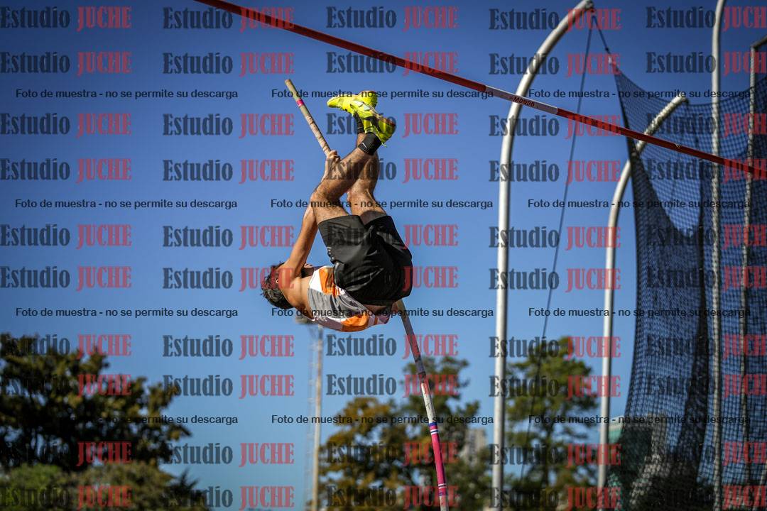 Fotos del salto con garrocha de mujeres y varones