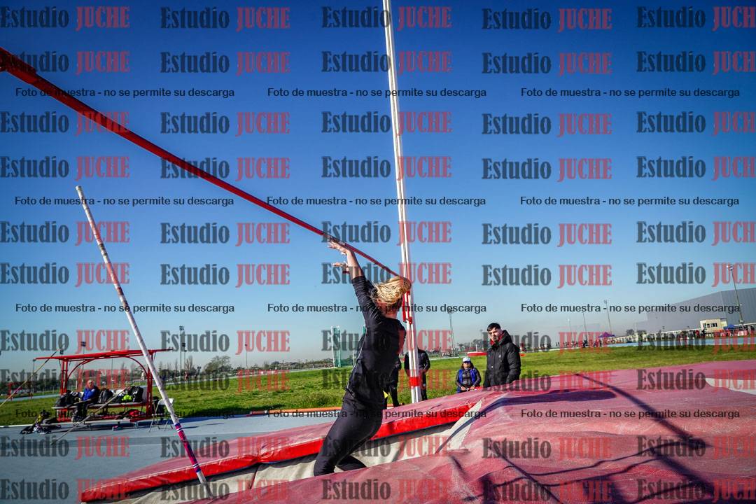 Fotos del salto con garrocha de mujeres y varones