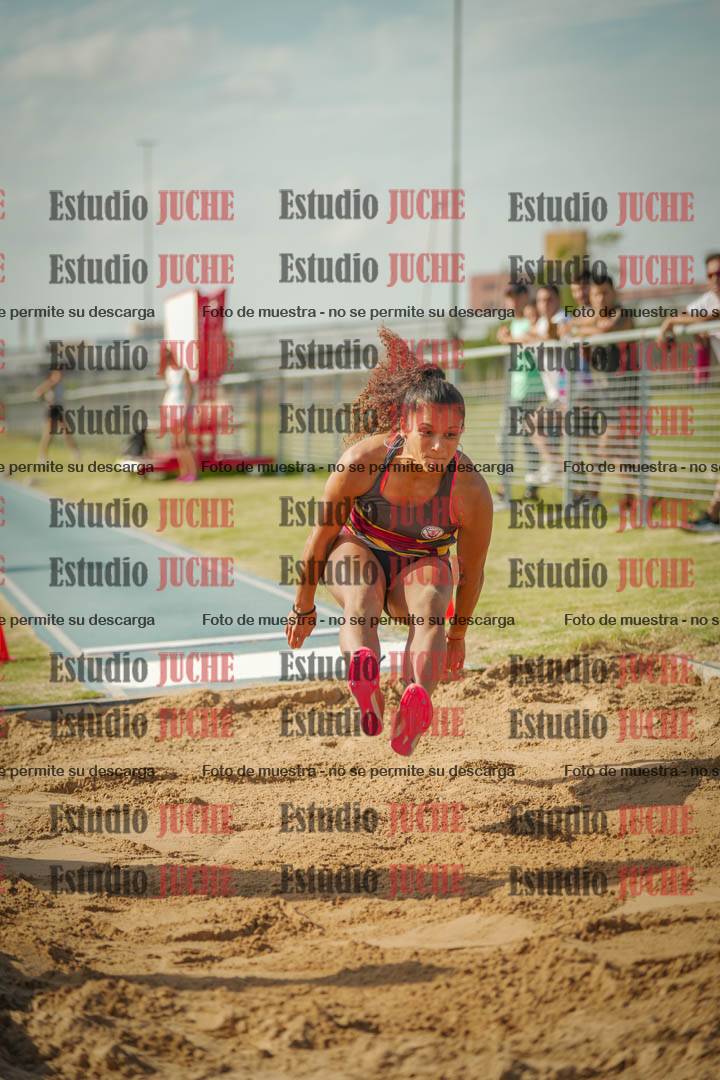 Fotos del salto en largo de mujeres