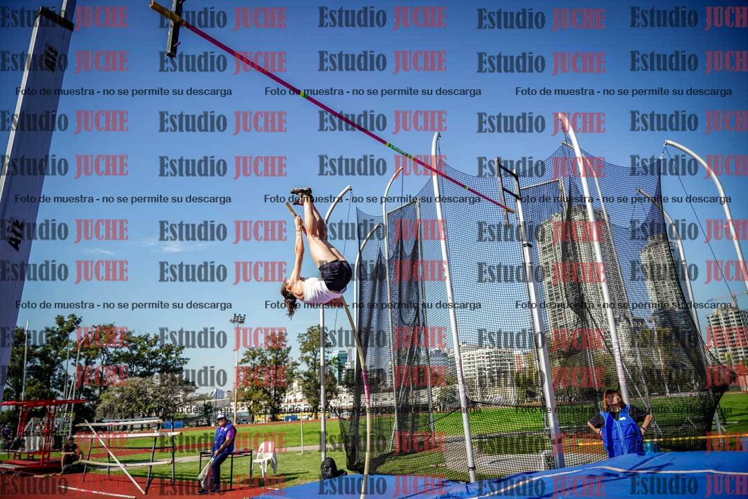 Fotos del salto con garrocha de mujeres y varones