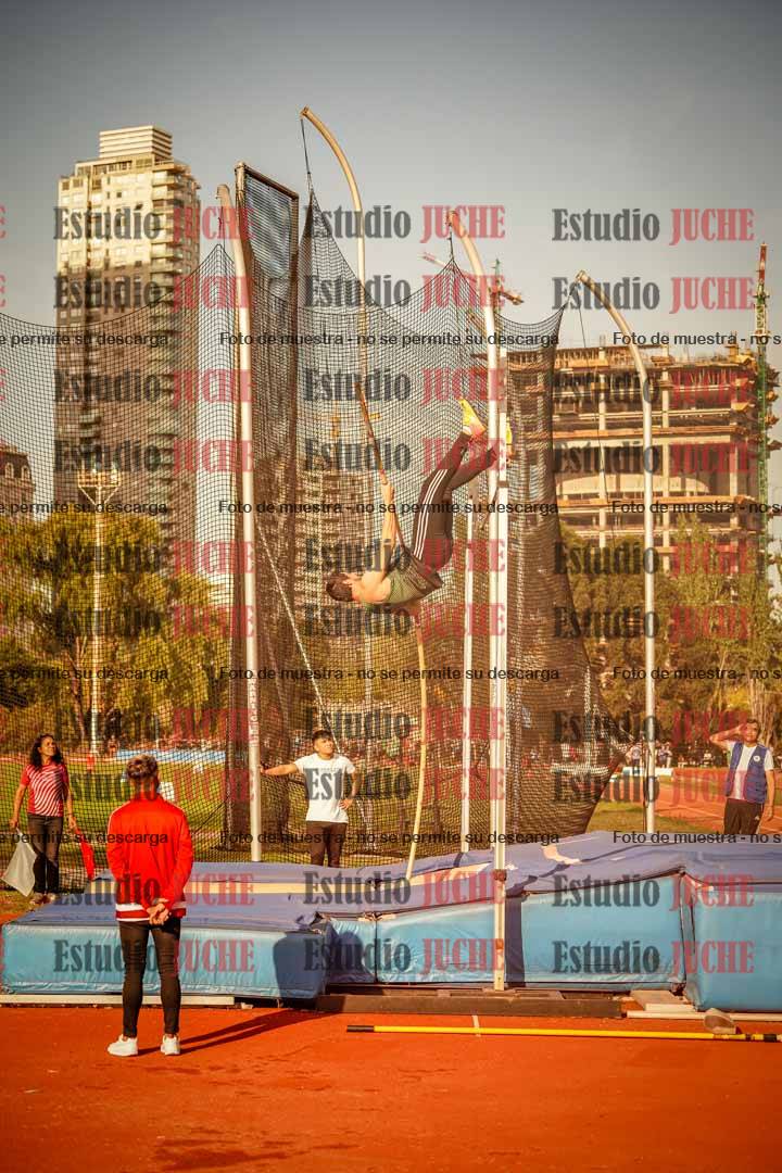 Fotos del salto con garrocha de mujeres y varones