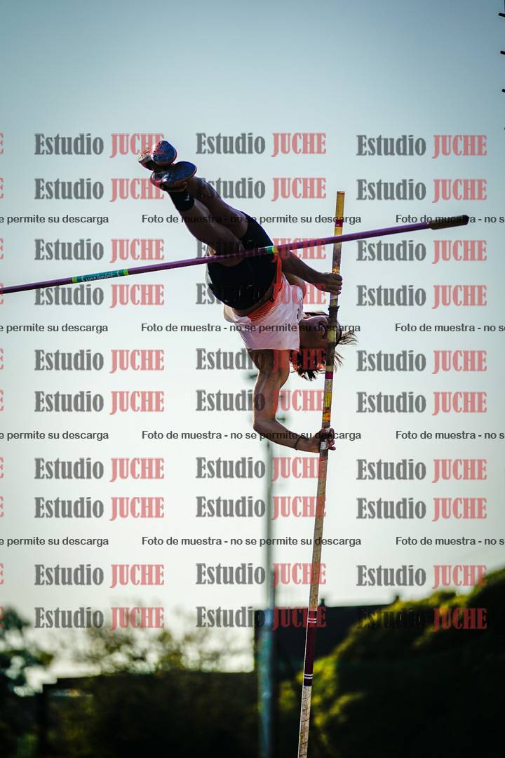 Fotos del salto con garrocha de mujeres y varones