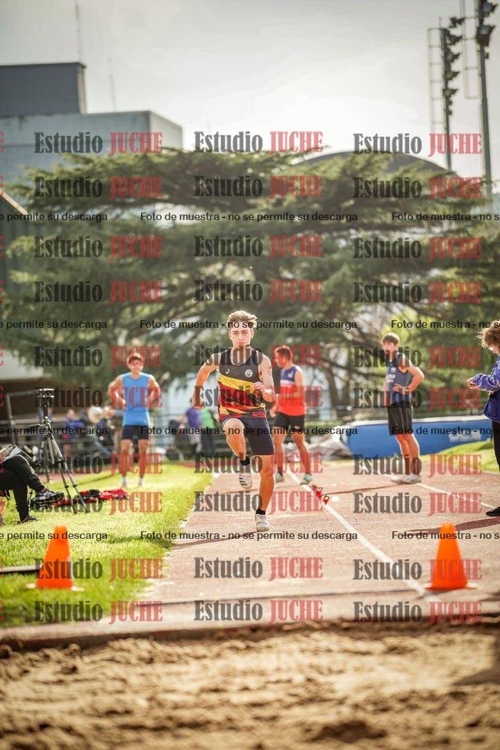 Fotos del salto en largo de varones