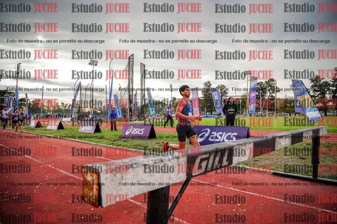 Fotos de los 2000 m con obstáculos de varones