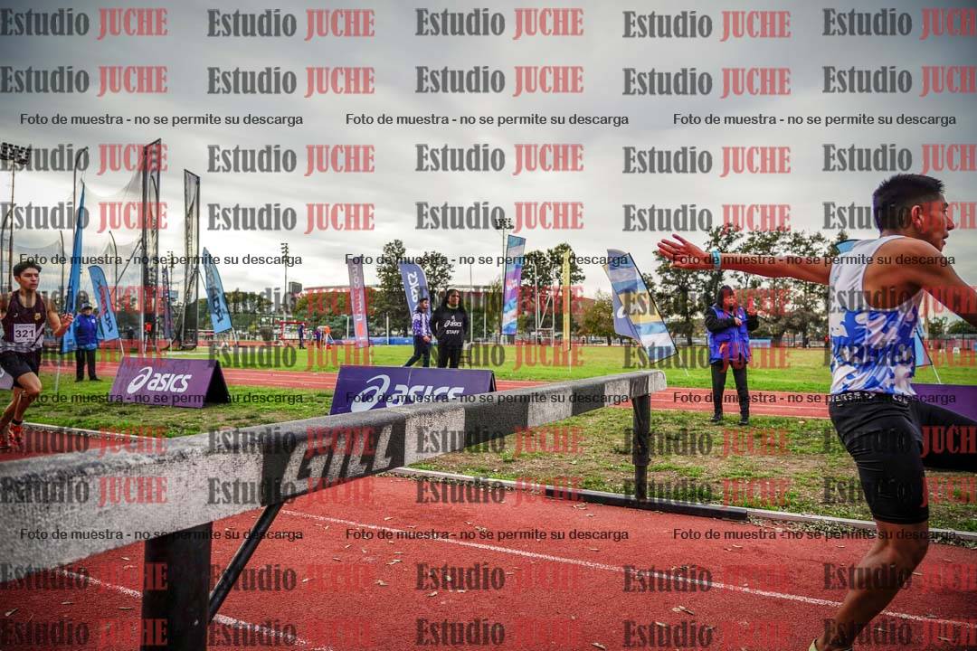 Fotos de los 2000 m con obstáculos de varones