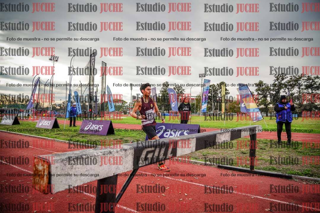 Fotos de los 2000 m con obstáculos de varones