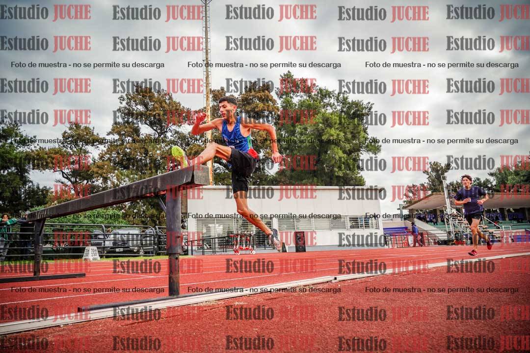 Fotos de los 3000 m con obstáculos de varones