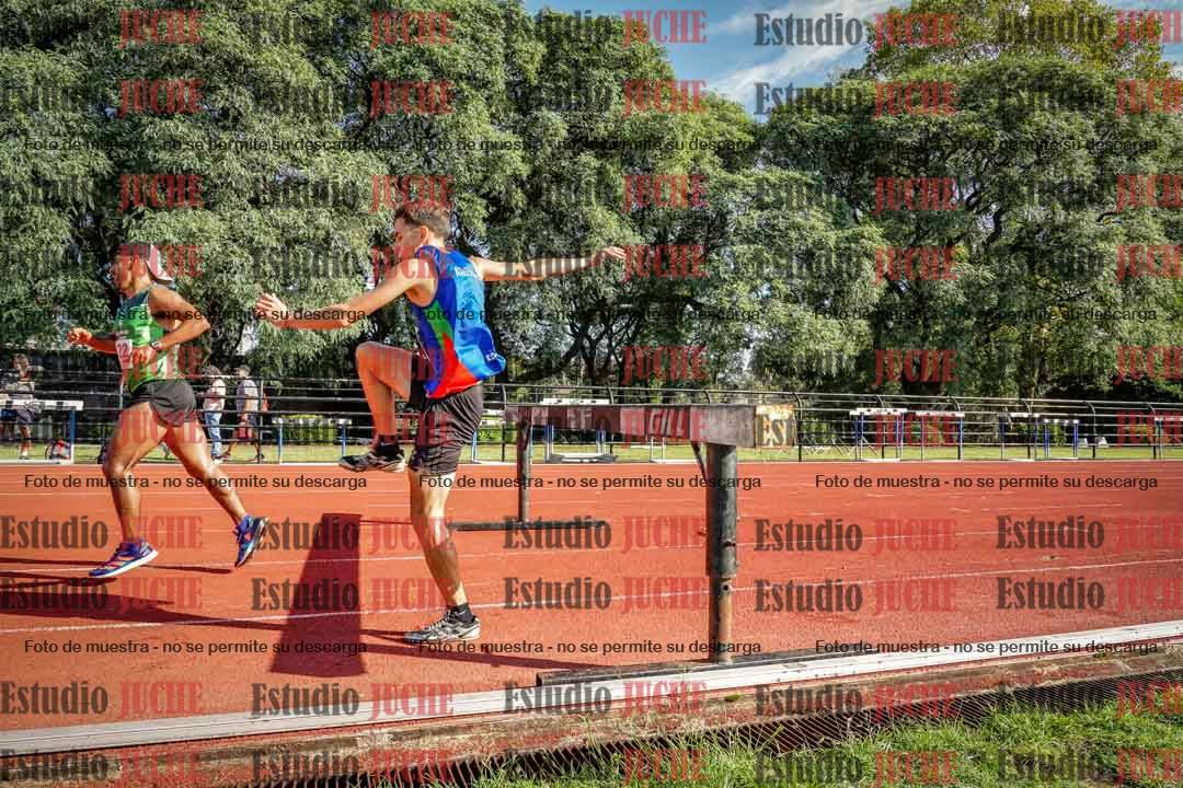 Fotos de los 3000 m con obstáculos de varones