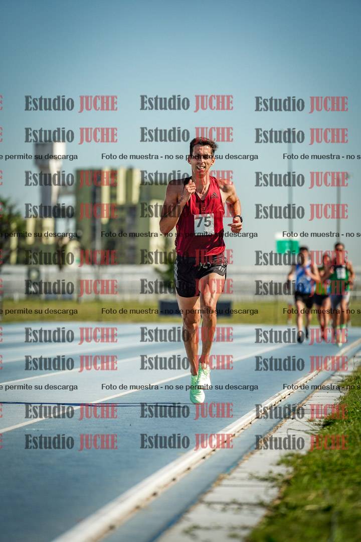 Fotos de los 5000 m de mujeres y varones - serie 1