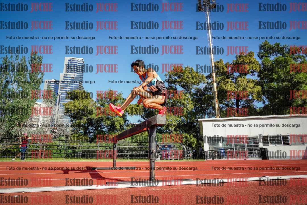 Fotos de los 3000 m con obstáculos de varones