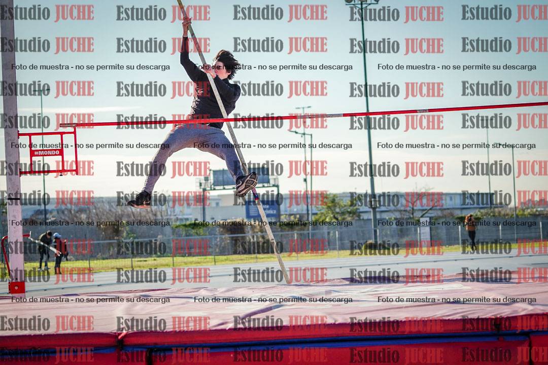 Fotos del salto con garrocha de mujeres y varones